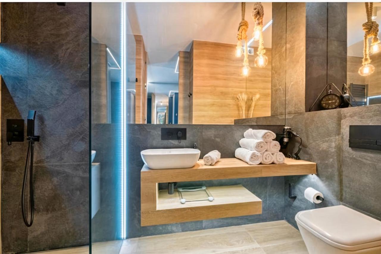 Riverview Waterline & Pool Apartment *
